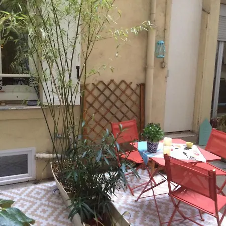 Apartment Maryline: Cozy Parisian Retreat With Patio View Paris