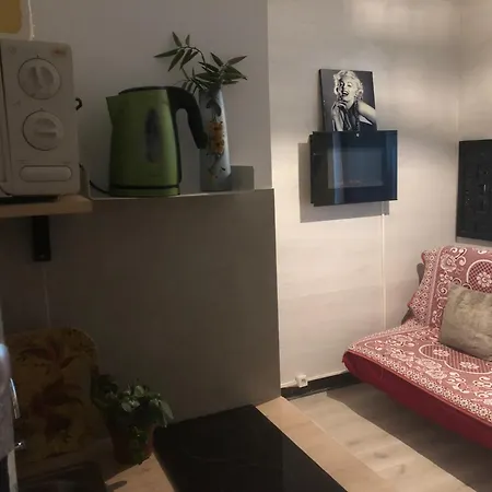 Maryline: Cozy Parisian Retreat With Patio View Apartment