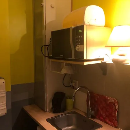 Charmante Studette De 18 M2-Sejour Economique A Paris - Rez De Chaussee Calme Sur Patio Prive - Grand Canape-Lit Clic Clac Pour 2 Personnes - Kitchenette - Salle De Bains - 5 Minutes Du Metro Brochant De La Ligne 13,Bus 54 74 Et 31 Vers Sites Tourist