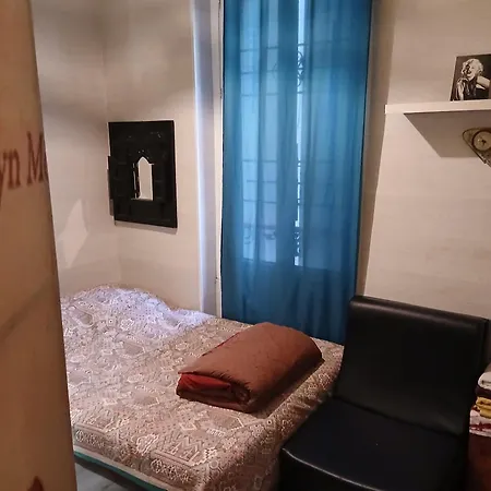 Apartament Maryline M De 18 M2 - Calme - Rez De Chaussee Sur Patio Prive - Grand Canape-lit Clic Clac Pour 2 Personnes - Kitchenette - Salle De Bain - 5 Minutes Du Metro Brochant De La Ligne 13,bus 54 74 Et 31 Vers Sites Touristiques Paryż