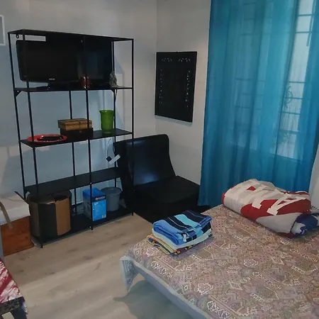 Maryline De 18 M2 - Calme - Rez De Chaussee Sur Patio Prive - Grand Canape-lit Clic Clac Pour 2 Personnes - Kitchenette - Salle De Bain - 5 Minutes Du Metro Brochant De La Ligne 13,bus 54,74 Et 31 Vers Sites Touristiques Apartamento Paris