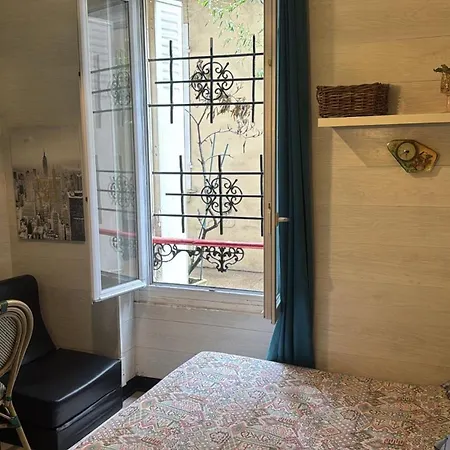 Apartamento Maryline De 18 M2 - Calme - Rez De Chaussee Sur Patio Prive - Grand Canape-lit Clic Clac Pour 2 Personnes - Kitchenette - Salle De Bain - 5 Minutes Du Metro Brochant De La Ligne 13,bus 54,74 Et 31 Vers Sites Touristiques *