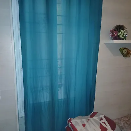 Maryline De 18 M2 - Calme - Rez De Chaussee Sur Patio Prive - Grand Canape-lit Clic Clac Pour 2 Personnes - Kitchenette - Salle De Bain - 5 Minutes Du Metro Brochant De La Ligne 13,bus 54,74 Et 31 Vers Sites Touristiques Apartamento *