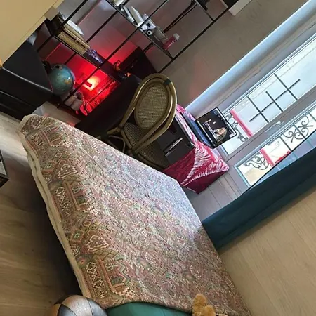 Apartmán Maryline De 18 M2 - Calme - Rez De Chaussee Sur Patio Prive - Grand Canape-lit Clic Clac Pour 2 Personnes - Kitchenette - Salle De Bain - 5 Minutes Du Metro Brochant De La Ligne 13,bus 54,74 Et 31 Vers Sites Touristiques *