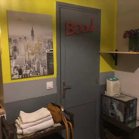 Apartamento Maryline De 18 M2 - Calme - Rez De Chaussee Sur Patio Prive - Grand Canape-lit Clic Clac Pour 2 Personnes - Kitchenette - Salle De Bain - 5 Minutes Du Metro Brochant De La Ligne 13,bus 54,74 Et 31 Vers Sites Touristiques