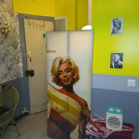 Maryline De 18 M2 - Calme - Rez De Chaussee Sur Patio Prive - Grand Canape-lit Clic Clac Pour 2 Personnes - Kitchenette - Salle De Bain - 5 Minutes Du Metro Brochant De La Ligne 13,bus 54,74 Et 31 Vers Sites Touristiques * Paris