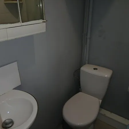 Maryline De 18 M2 - Calme - Rez De Chaussee Sur Patio Prive - Grand Canape-lit Clic Clac Pour 2 Personnes - Kitchenette - Salle De Bain - 5 Minutes Du Metro Brochant De La Ligne 13,bus 54,74 Et 31 Vers Sites Touristiques Apartamento