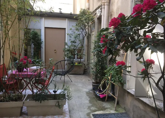 Apartament Maryline M De 18 M2 - Calme - Rez De Chaussee Sur Patio Prive - Grand Canape-lit Clic Clac Pour 2 Personnes - Kitchenette - Salle De Bain - 5 Minutes Du Metro Brochant De La Ligne 13,bus 54 74 Et 31 Vers Sites Touristiques
