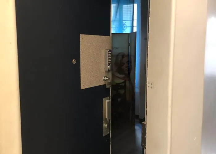 Maryline M De 18 M2 - Calme - Rez De Chaussee Sur Patio Prive - Grand Canape-lit Clic Clac Pour 2 Personnes - Kitchenette - Salle De Bain - 5 Minutes Du Metro Brochant De La Ligne 13,bus 54 74 Et 31 Vers Sites Touristiques